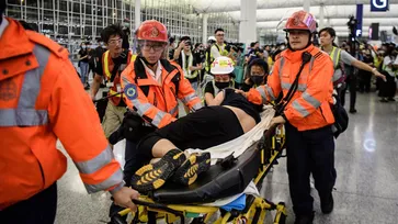 สนามบินฮ่องกงเดือด! กลุ่มผู้ประท้วงปะทะตำรวจกลางดึก ฝ่าช่วย 2 ผู้บาดเจ็บ