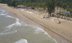 คลื่นมรสุมขนาดใหญ่ ซัดกัดเซาะชายหาดเขาหลัก โรงแรมเสียหาย