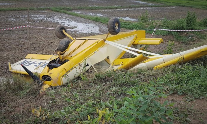 เครื่องบินเล็กขัดข้องกลางทาง นักบินร่อนลงกลางคันนา รอดตายหวุดหวิด