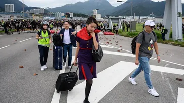 ฮ่องกงประท้วง: กลุ่มผู้ชุมนุมบุกสนามบินอีกครั้ง รถไฟด่วนหยุดบริการชั่วคราว