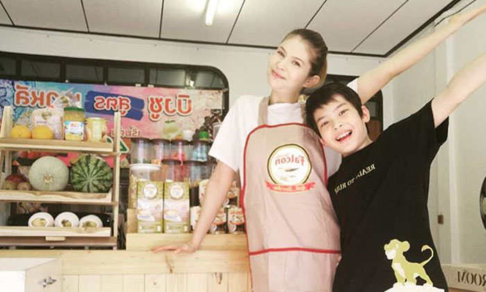 "แอนนี่ บรู๊ค" เปิดร้านขายบิงซูเล็กๆ "น้องฑีฆายุ" น่ารักช่วยแม่หาเงิน