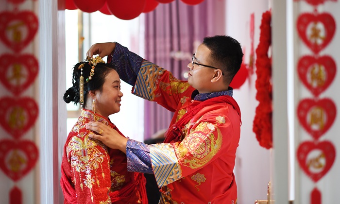 คู่รักคู่บุญชาวจีน "แก้จน" ให้คนในหมู่บ้านก่อน แล้วค่อยแต่งงานทีหลัง