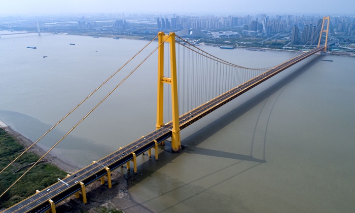 จีนเปิดใช้ "สะพานแขวน 2 ชั้น" ข้ามแม่น้ำแยงซี ครองสถิติยาวสุดในโลก