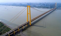 จีนเปิดใช้ "สะพานแขวน 2 ชั้น" ข้ามแม่น้ำแยงซี ครองสถิติยาวสุดในโลก