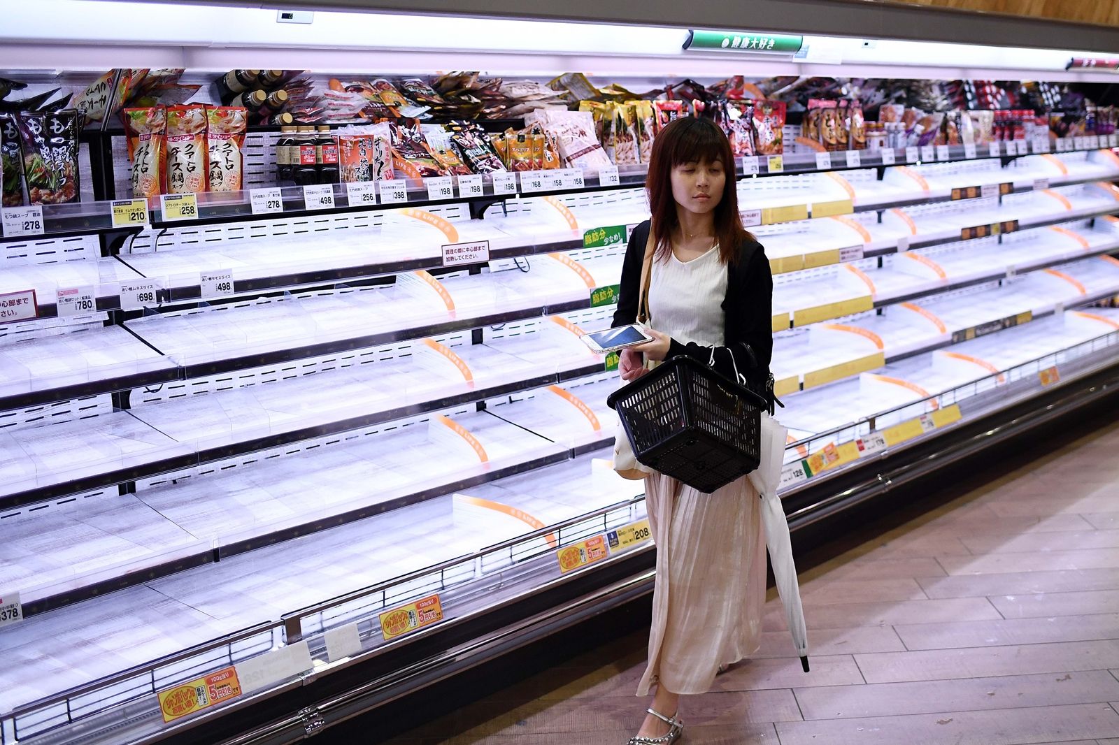 คนญี่ปุ่นกักตุนสินค้าก่อนพายุไต้ฝุ่นฮากิบิสซัดขึ้นฝั่งจนเชลฟ์วางของในห้างสรรพสินค้าโล่ง