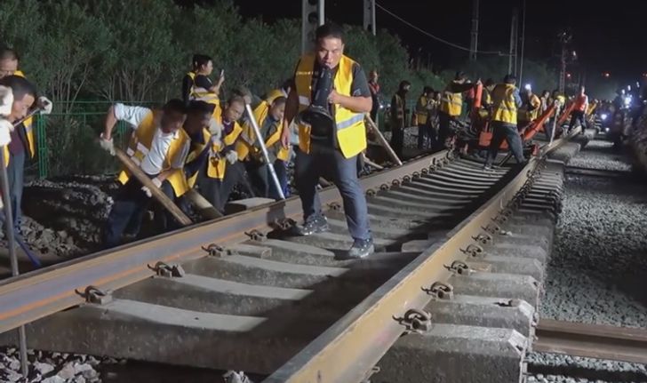 คนงานจีนนับพันชีวิต รวมพลังเชื่อมทางรถไฟ-สถานี ในเวลา 4 ชั่วโมง