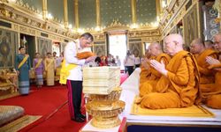 ในหลวง-พระราชินี เสด็จฯ ถวายผ้าพระกฐิน ณ วัดราชบพิธฯ และวัดพระเชตุพนฯ