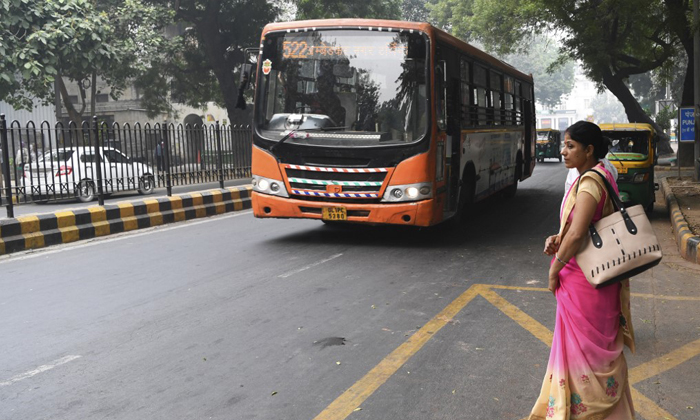 สาวอินเดียเฮ! รัฐมอบให้ “รถบัสฟรีสตรีล้วน” ในกรุงนิวเดลี