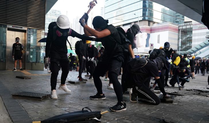 ตำรวจฮ่องกงชี้กรณีคนงานชราเหยื่อ "ก้อนอิฐ" จากผู้ก่อจลาจลเป็นคดี "ฆาตกรรม"