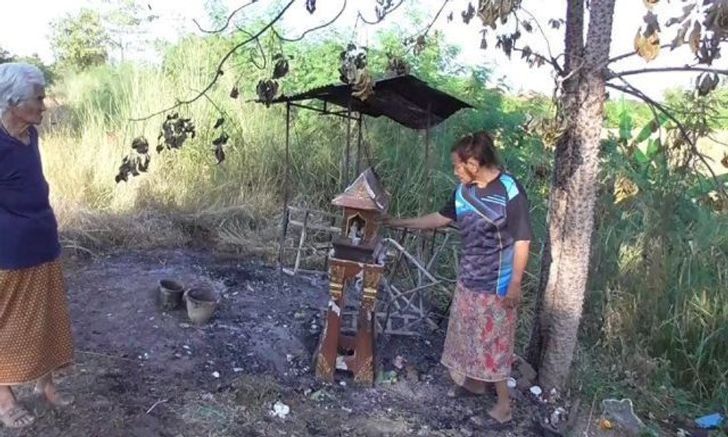 ศาลต้นงิ้วคู่ โดนเผา หวย