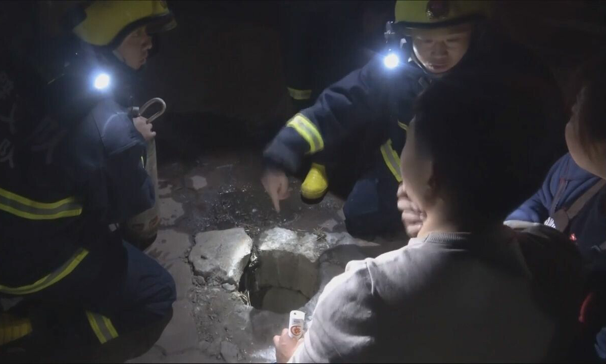 กู้ภัยจีนส่งลูกชายวัย 14 ตีลังกาห้อยหัว 6 ครั้ง ช่วยเด็กตกบ่อน้ำลึก (มีคลิป)