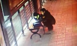หนูน้อยชาวจีนนั่งทำการบ้านที่ป้ายรถเมล์มืดๆ พี่สาวใจดีเอาไฟฉุกเฉินมาให้