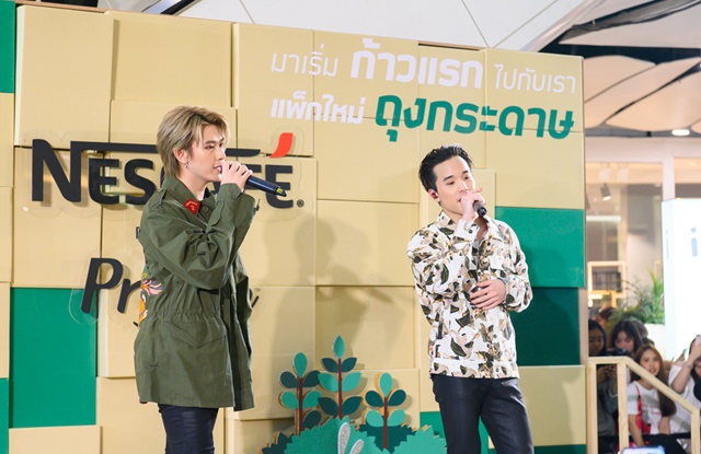 มินิคอนเสิร์ตจาก 2 หนุ่ม เจมส์ และ แจ๊คกี้ จาก TRINITY