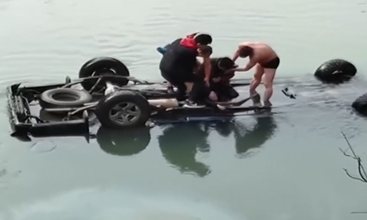 ชายจีนน้ำใจงาม กระโดดลงแม่น้ำช่วยหญิงติดอยู่ในรถรอดชีวิต