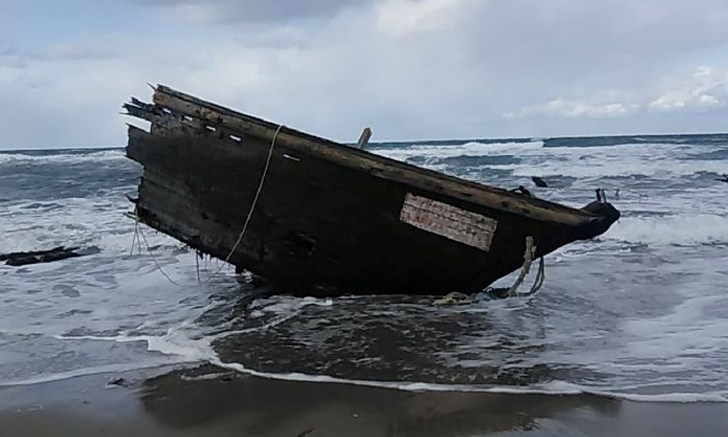 ซากเรือผีเกยตื้นชายฝั่งญี่ปุ่น พบโครงกระดูกมนุษย์ 7 ศพ