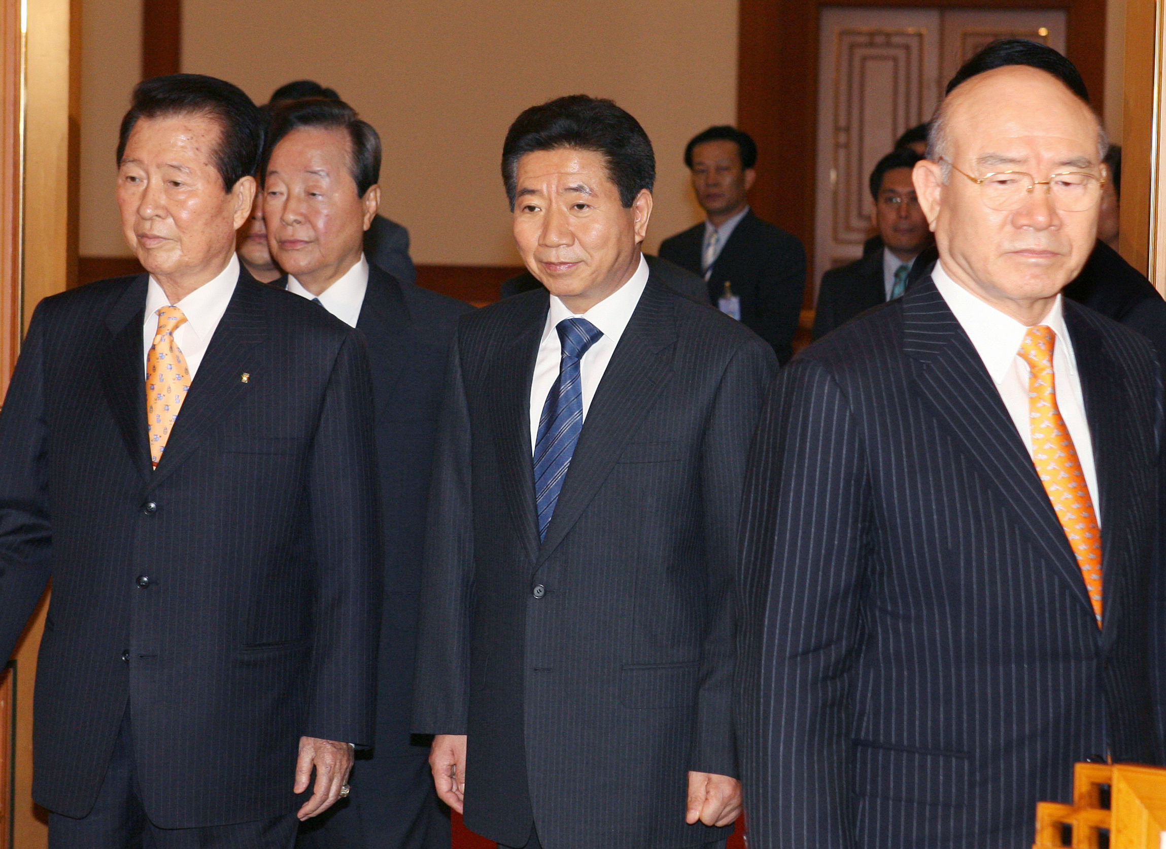 South Korean President Roh Moo-Hyun (C) walks into a room with his predecessors Kim Dae-Jung (L), Kim Young-Sam (2L) and Chun Doo-Hwan (R)