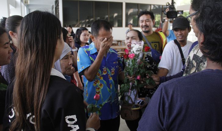 สั่งย้ายแล้ว! "ครูสายโหด" ตีเด็กไม่ยั้ง หลั่งน้ำตาหลังศิษย์เก่าแห่ให้กำลังใจ