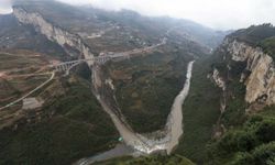 จีนเปิดสะพานยักษ์ข้ามหุบเขาเชื่อม 3 มณฑล ย่นเวลาเดินทาง 2 ชั่วโมงครึ่ง เหลือ 1 นาที