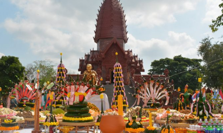 ลูกศิษย์หลั่งน้ำตาพิธีบูชาคุณ "หลวงปู่สรวง" ละสังขารกว่า 19 ปี ร่างไม่เน่าเปื่อย