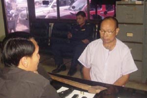 พระรุ่นน้อง ถือขวานเดินใส่ พระรุ่นพี่ เจอ9มม.เจ็บ!