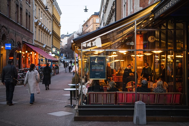 ร้านอาหารในกรุงสตอกโฮล์ม เมืองหลวงของสวีเดน ที่ยังเต็มไปด้วยผู้คน เช่นเดียวกับในสถานการณ์ปกติ