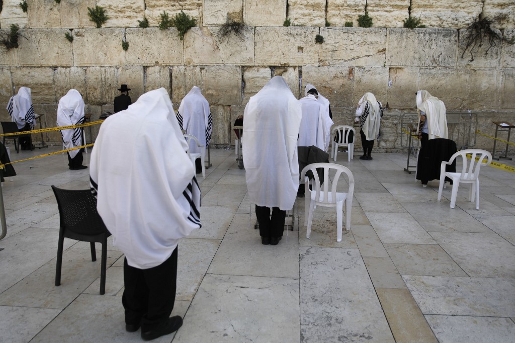 western-wall-pray-12