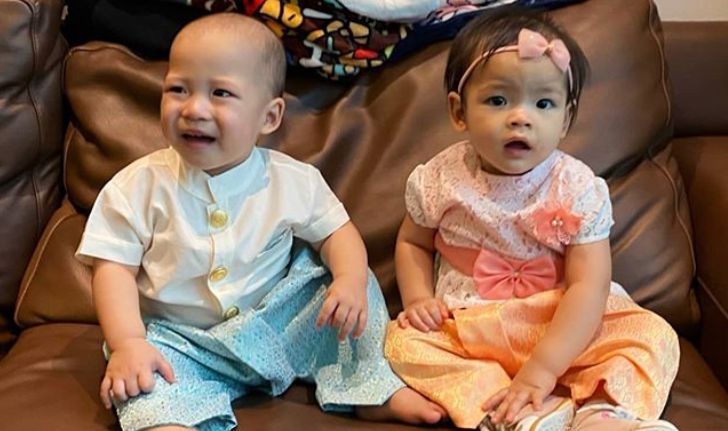 "ป๊อก-มาร์กี้" จับลูกแฝด "มีก้า-มีญ่า" แต่งชุดไทยสุดน่ารัก อวยพรปีใหม่ไทยให้แฟนๆ