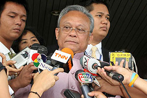 สุเทพ ชี้ สนธิ มีสิทธิ์ฟังนายกฯ แจงคดีลอบยิง