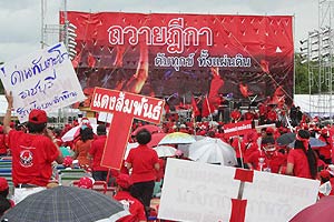 เสื้อแดงทยอยเข้าสนามหลวง รอ แม้ว โฟนอิน