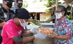 "อู๊ด เป็นต่อ" ลุยแจกน้ำ-มอบข้าวสารให้ชาวบ้าน 1,800 ครัวเรือน อ.ศรีเทพ เพชรบูรณ์