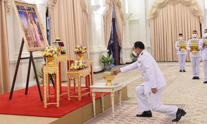 สมเด็จพระนางเจ้าฯ พระบรมราชินี พระราชทานหน้ากากผ้าฝีพระหัตถ์แก่นายกฯ