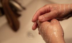 ผลวิจัยเผย “ล้างมือ 6 ครั้งต่อวัน” ช่วยให้ปลอดภัยจาก COVID-19
