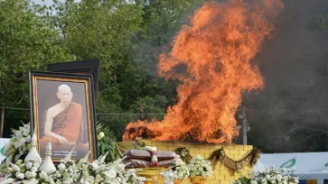 พิธีประชุมเพลิงสรีระ "หลวงพ่อสุดใจ" ศิษยานุศิษย์นับหมื่นหลั่งไหลร่วมอาลัย