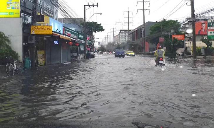 ฝนถล่มกรุงฯ แต่เช้ามืด! น้ำท่วมขังหลายจุด