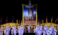 นายกฯ นำพสกนิกรไทย จุดเทียนชัยถวายพระพรพระบาทสมเด็จพระเจ้าอยู่หัว