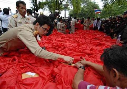 ประมวลภาพ เสื้อแดง ชุมนุมท่ามกลางสายฝน