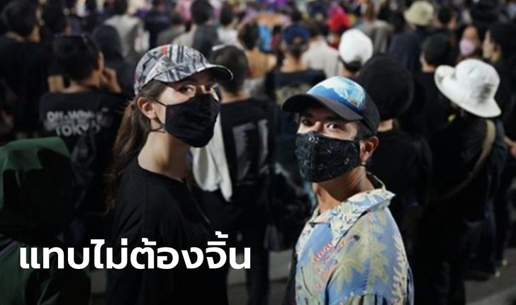 จิกหมอนในม็อบ! "วรรณสิงห์-มารีญา" แชะภาพคู่ขณะชุมนุมสนามหลวง แฟนคลับจิ้นหนักมาก