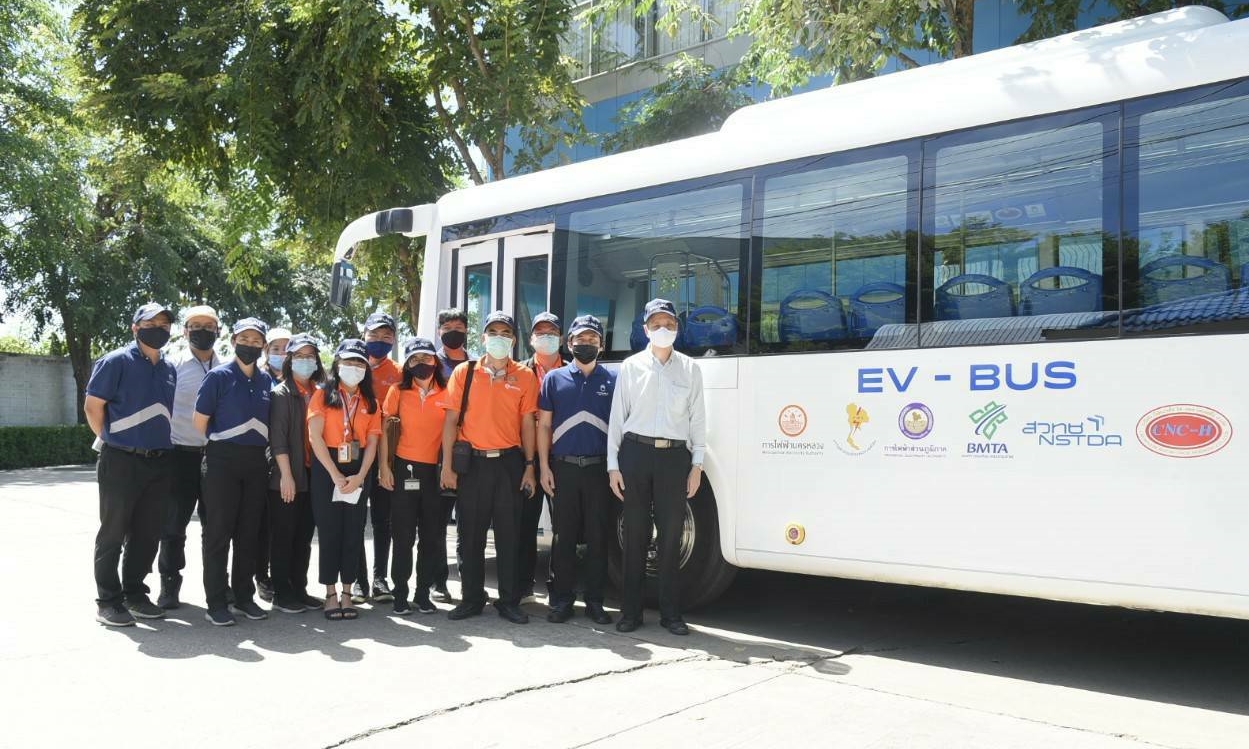 MEA เยี่ยมชมรถ E-bus เดินหน้าความร่วมมือหนุน ขสมก. ดัดแปลงรถเมล์เก่าเป็นรถโดยสารไฟฟ้า