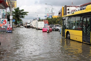 ฝนถล่มกรุง ถ.ศรีนครินทร์อ่วม ท่วมถึงหน้าแข้ง