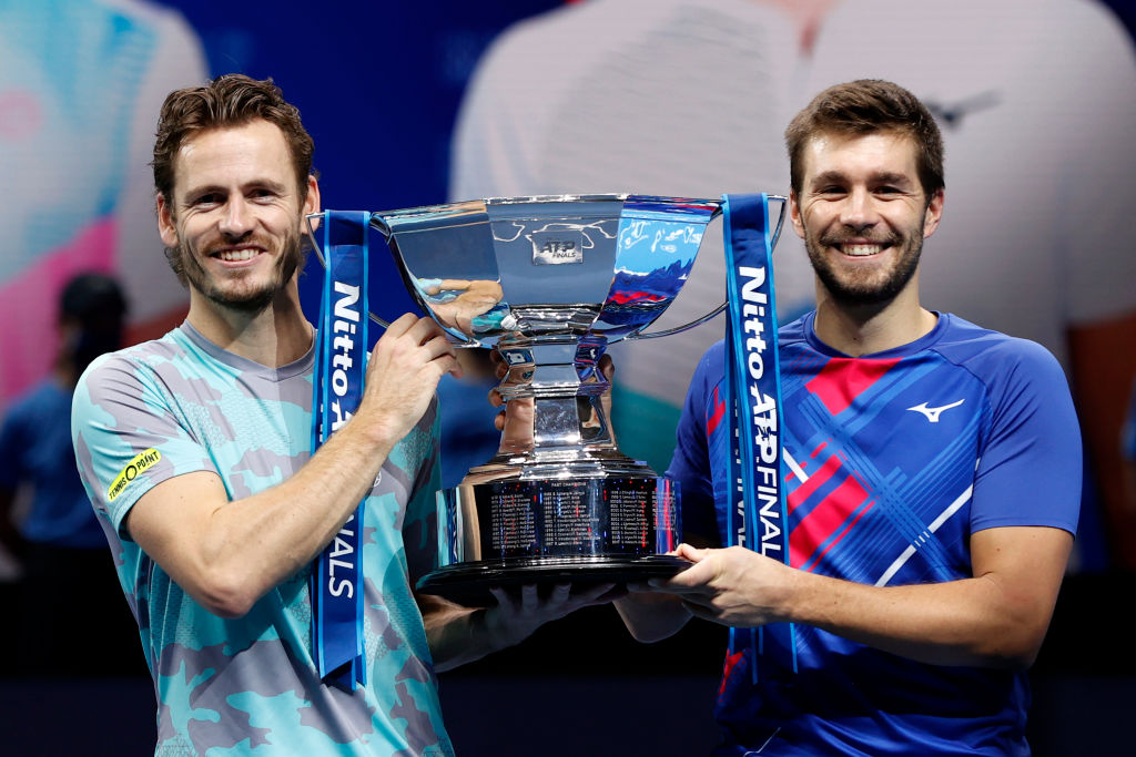 นิโกลา เมกติก และเวสลีย์ โคลฮอฟ ถือถ้วยรางวัลรายการ Nitto ATP World Tour Finals