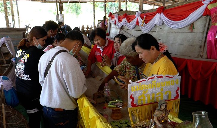 ชัดเด่นมาแต่ไกล คอหวยแห่ขอเลขเด็ดเรือแม่ตะเคียนทองสันล่า ให้โชค 20 งวดติด