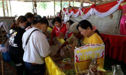 ชัดเด่นมาแต่ไกล คอหวยแห่ขอเลขเด็ดเรือแม่ตะเคียนทองสันล่า ให้โชค 20 งวดติด