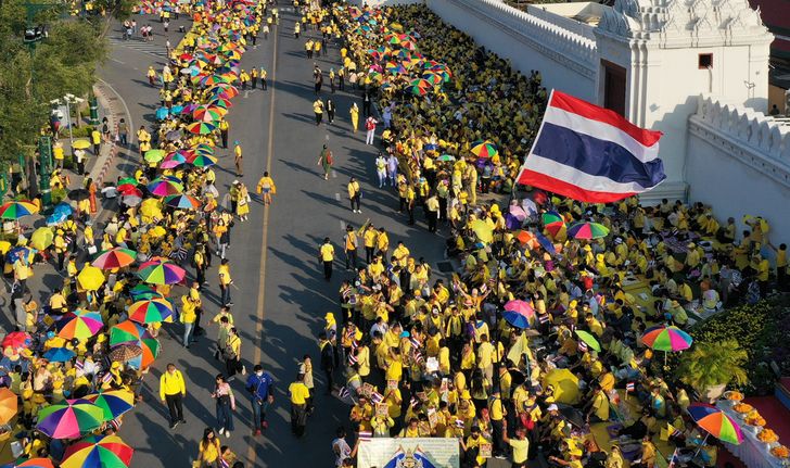 ประชาชนรอรับเสด็จฯ ในหลวง-ราชินี  แน่นท้องสนามหลวง