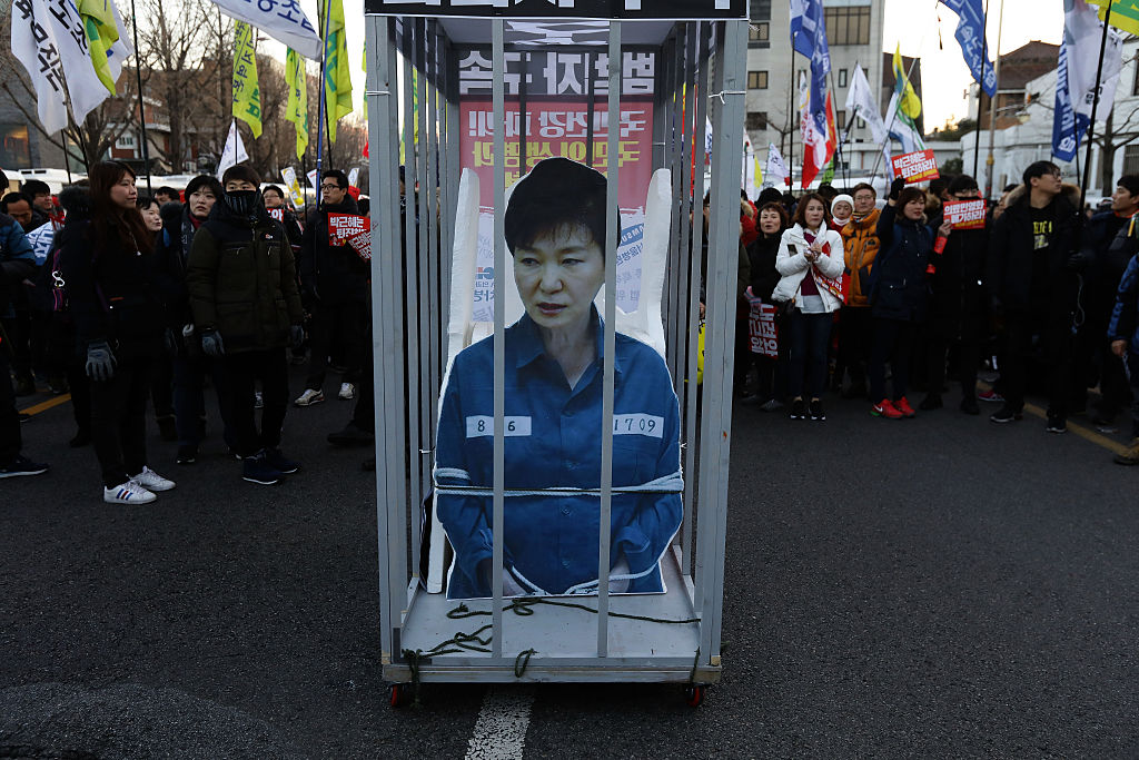 ขับไล่: ประชาชนประท้วงเพื่อเรียกร้องให้นางสาวพัก กึน-ฮเย ออกจากตำแหน่ง เมื่อวันที่ 10 ธ.ค. 2559 หลังจากผู้นำเกาหลีใต้รายนี้เผชิญข้อกล่าวหาเกี่ยวกับการทุจริต ที่สร้างความไม่พอใจให้ประชาชนอย่างรุนแรง
