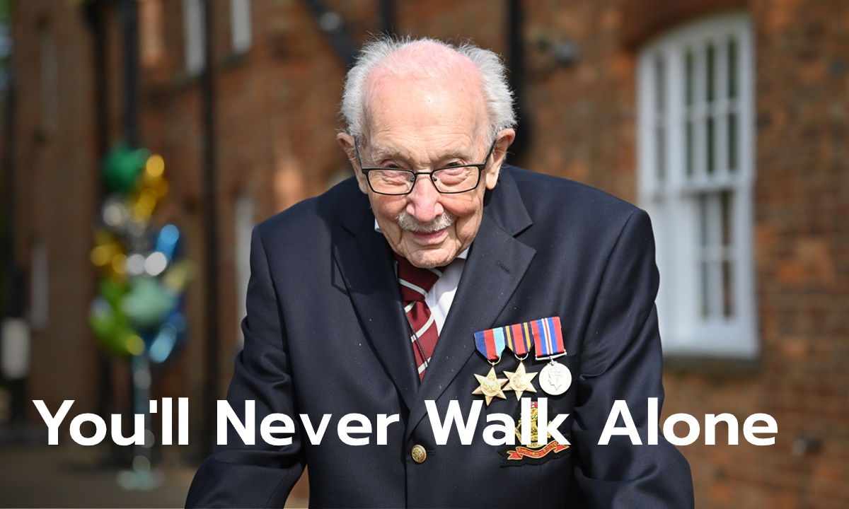 “ทอม มัวร์” วัย 100 ปี ผู้เดินระดมทุนช่วยเหลือแพทย์ ติดเชื้อโควิด-19