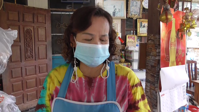 นางบังอร อายุ 60 ปี หรือ ป้าตุ่ม เจ้าของร้าน
