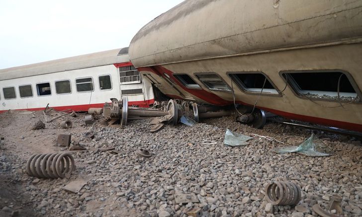 ยอดเหยื่อรถไฟตกรางในอียิปต์พุ่ง 23 ศพ เด้งประธานการรถไฟ