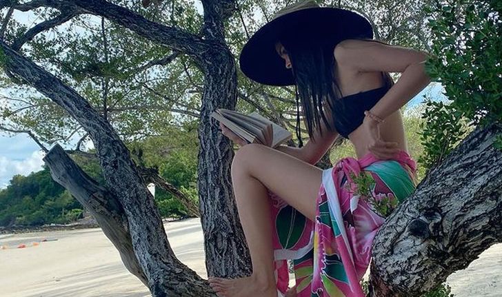 "ญาญ่า" รวมรูปเที่ยวทิพย์ ได้เห็นภาพสุดชิลนั่งอ่านหนังสือบนต้นไม้