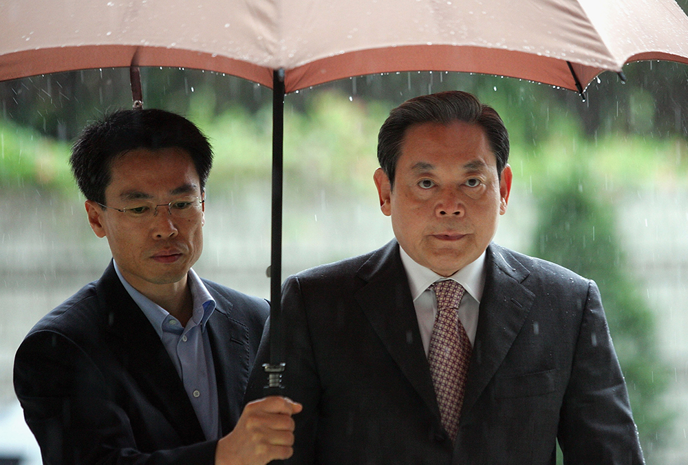ขึ้นศาล: นายลี กอน-ฮี (ขวา) อดีตประธานซัมซุง กรุ๊ป เดินทางมาถึงศาลแขวงกลางกรุงโซล เมื่อวันที่ 6 ก.ค. 2551 จากการเลี่ยงภาษี