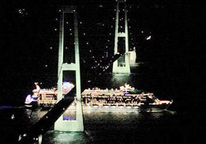เรือสำราญใหญ่สุดในโลกลอดใต้สะพานได้หวุดหวิด